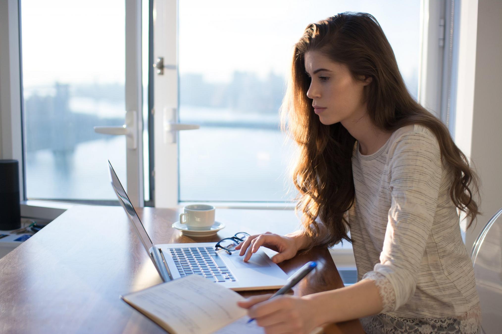 Arbeitsplatz mit Laptop und Notizen für SEO-Content-Erstellung